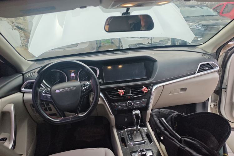 Used Venucia T90 2017 2.0L CVT Leading Edition Center Console