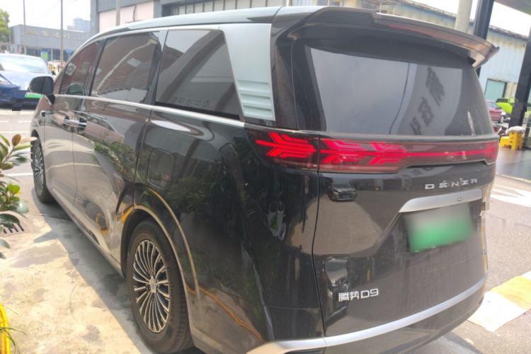 Used Denza D9 2025 DM-i Smart Drive 1020 Four-Wheel Drive Deluxe Model Exterior 2