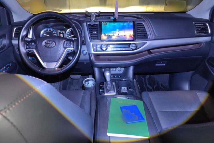 Used Toyota Highlander 2018 2.0T Four-Wheel Drive Luxury Edition 7 Seats China V Emission Standard Center Console