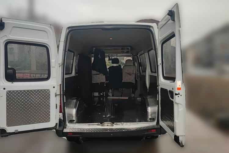 Used SAIC MAXUS Xintu V80 2019 2.5T Classic Edition 6-Speed Manual – Aoyuntong Modified Version Short Wheelbase Mid-Height Roof 5/6 Seats