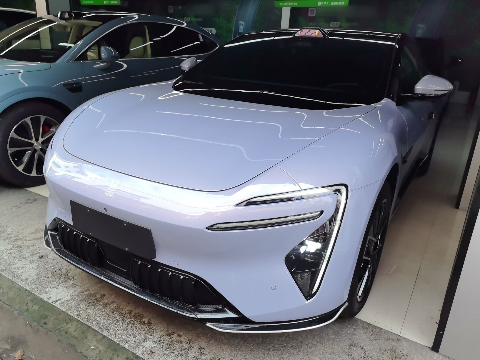 تحت مقدمة السيارة