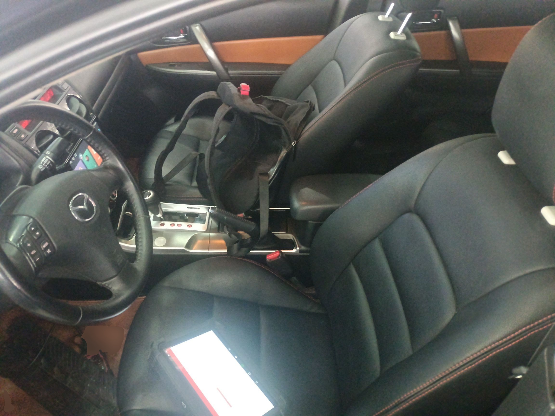 المقاعد الأمامية داخل السيارة