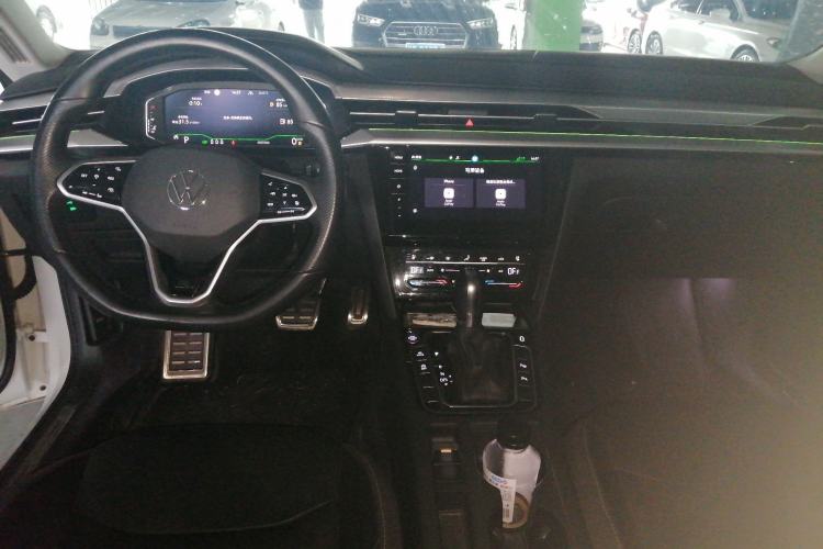 Used Volkswagen FAW-Volkswagen CC 2023 380TSI Striking Edition Center Console