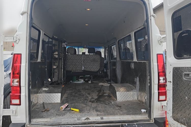 Used Iveco Daily 2023 2.5T A37M1 Long Wheelbase Mid-Roof Dual-Tire Side-Sliding Doors 5-9 Seats