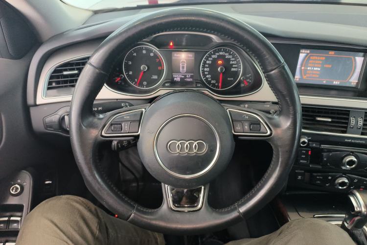 Used Audi A4L 2013 35 TFSI Automatic Standard Model Steering Wheel