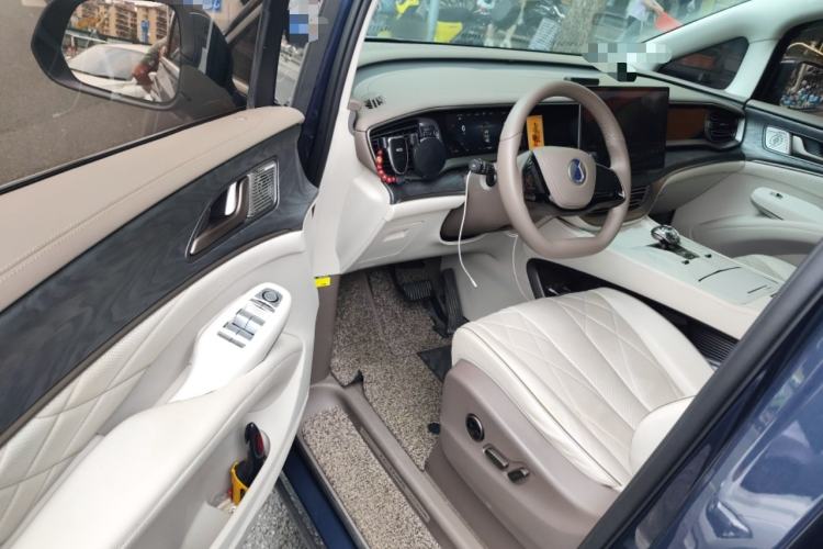 Used Denza D9 2022 DM-i 1040 Prestige Model Interior 3