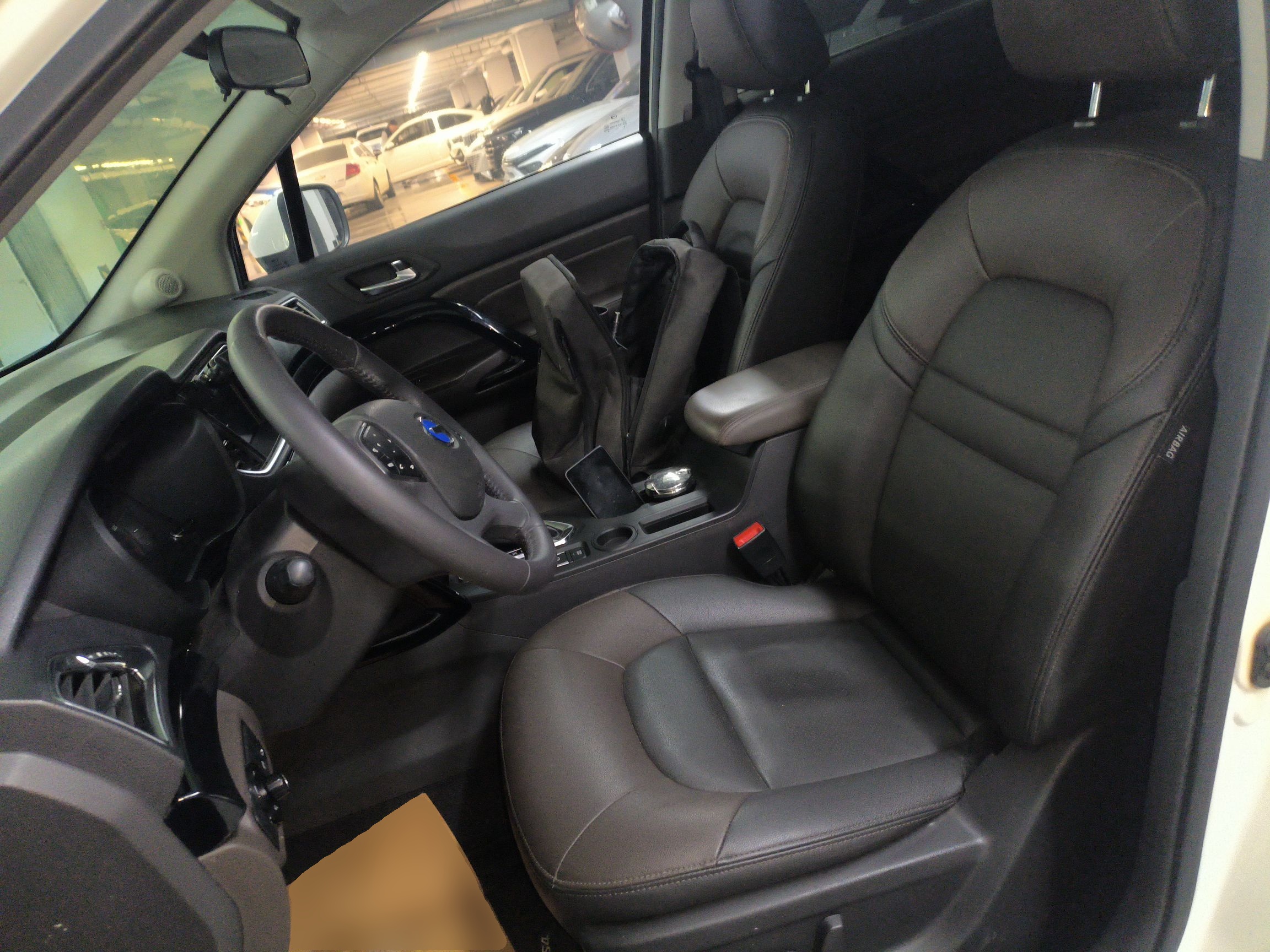 Переднее сиденье в автомобиле