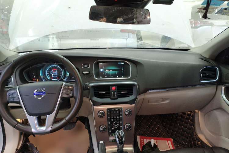 Used Volvo V40 2015 Cross Country T5 AWD Smart Luxury Edition