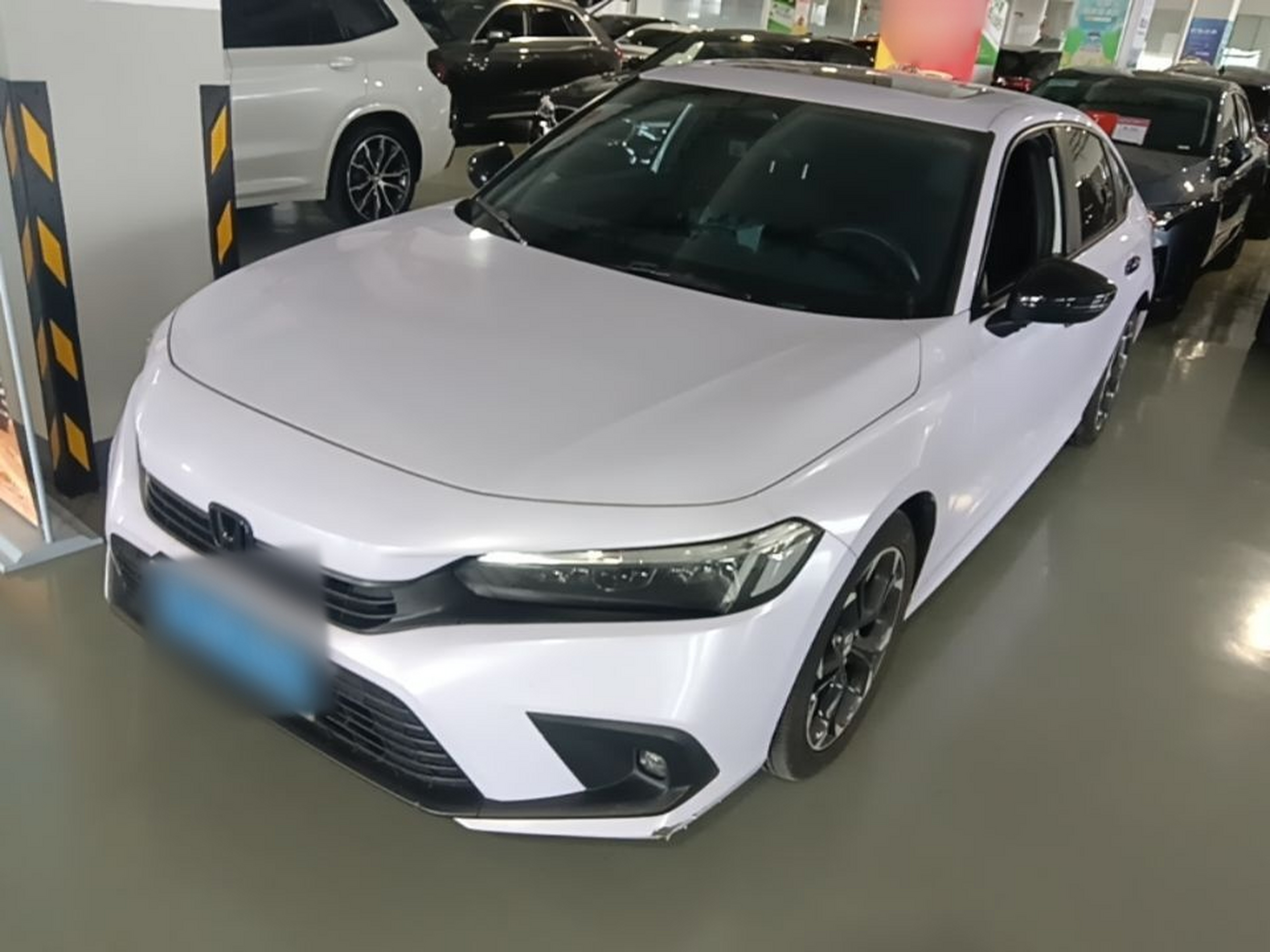 Под передней частью автомобиля