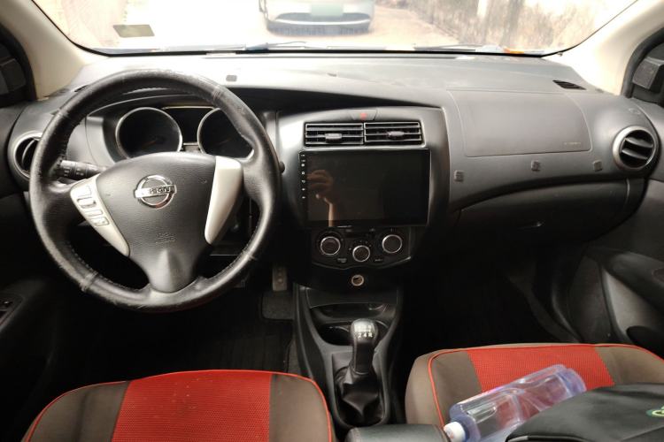 Used Nissan Livina 2013 1.6XL Manual Luxury Edition Center Console