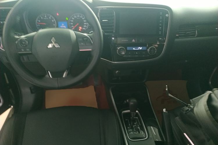 Used Mitsubishi Outlander 2017 2.0L Two-Wheel Drive Glory Edition 5 Seats Center Console