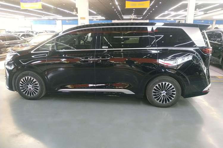 Used Denza D9 2022 EV 600 Four-Wheel Drive Prestige Model Exterior 3