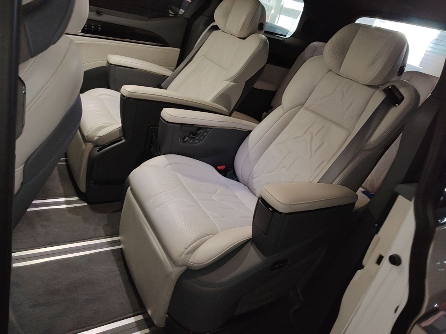Zeekr 009 2024 7-Seater Walk-Through Version Four-Wheel Drive 108 kWh — снимка 20