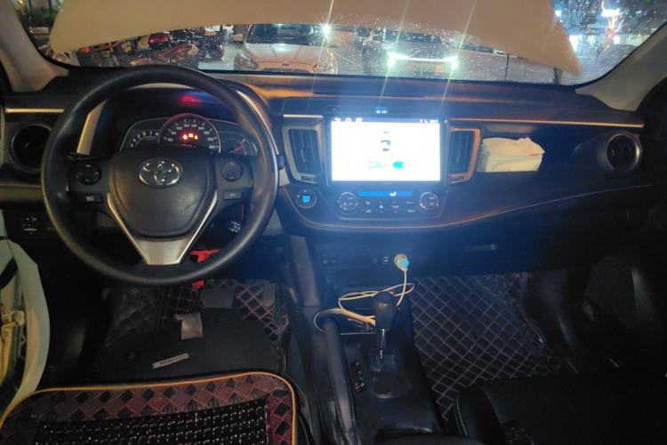 Used Toyota RAV4 2016 2.0L CVT Two-Wheel Drive Fashion Edition China V Standard Interior 2