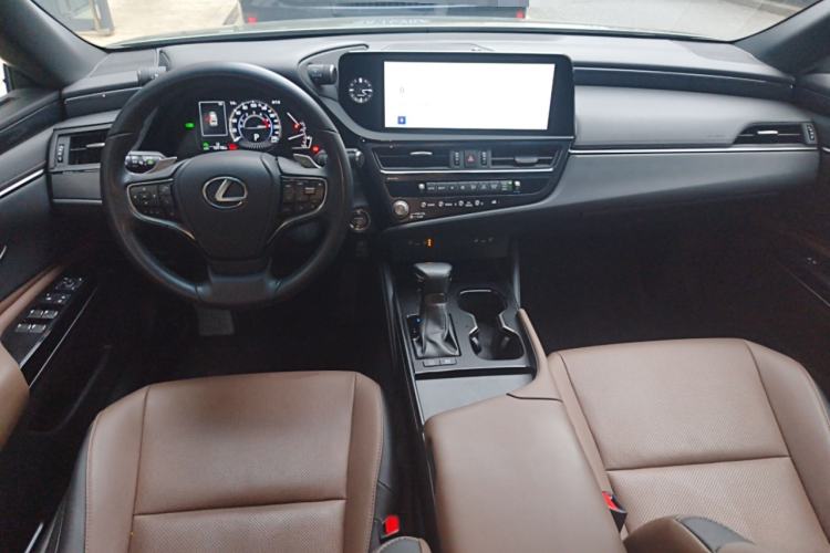 Used Lexus ES 2022 300h Deluxe Edition Center Console