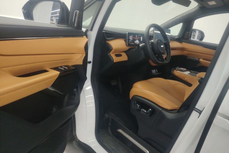 Used Geely Galaxy LEVC L380 2024 140-Degree 6-Seater All-Wheel-Drive Ultra