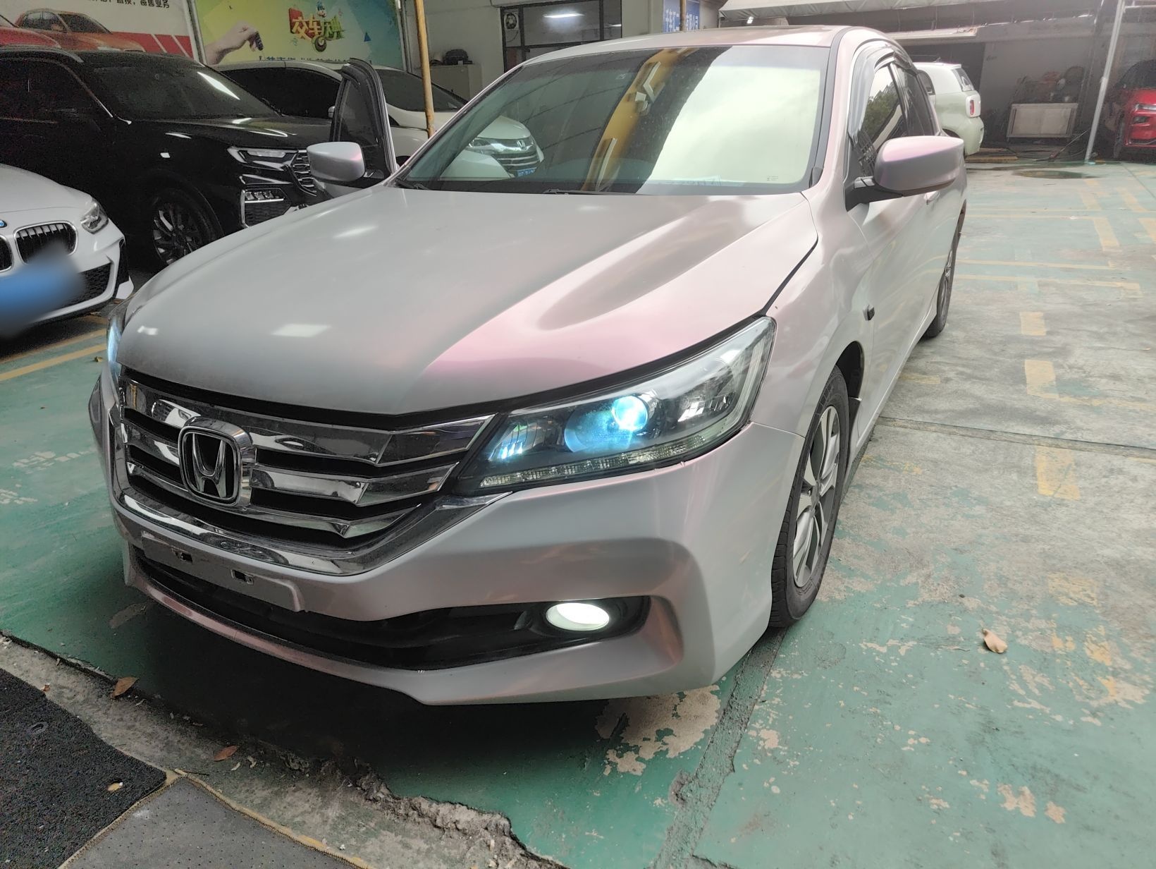 Под передней частью автомобиля