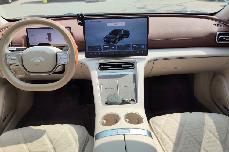 Used Chery Fulwin A9L 2025 Model, Four-Wheel Drive High-Energy Peak Edition Center Console