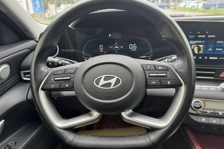 Used Hyundai Elantra 2023 1.5L CVT LUX Prestige Edition Interior 9