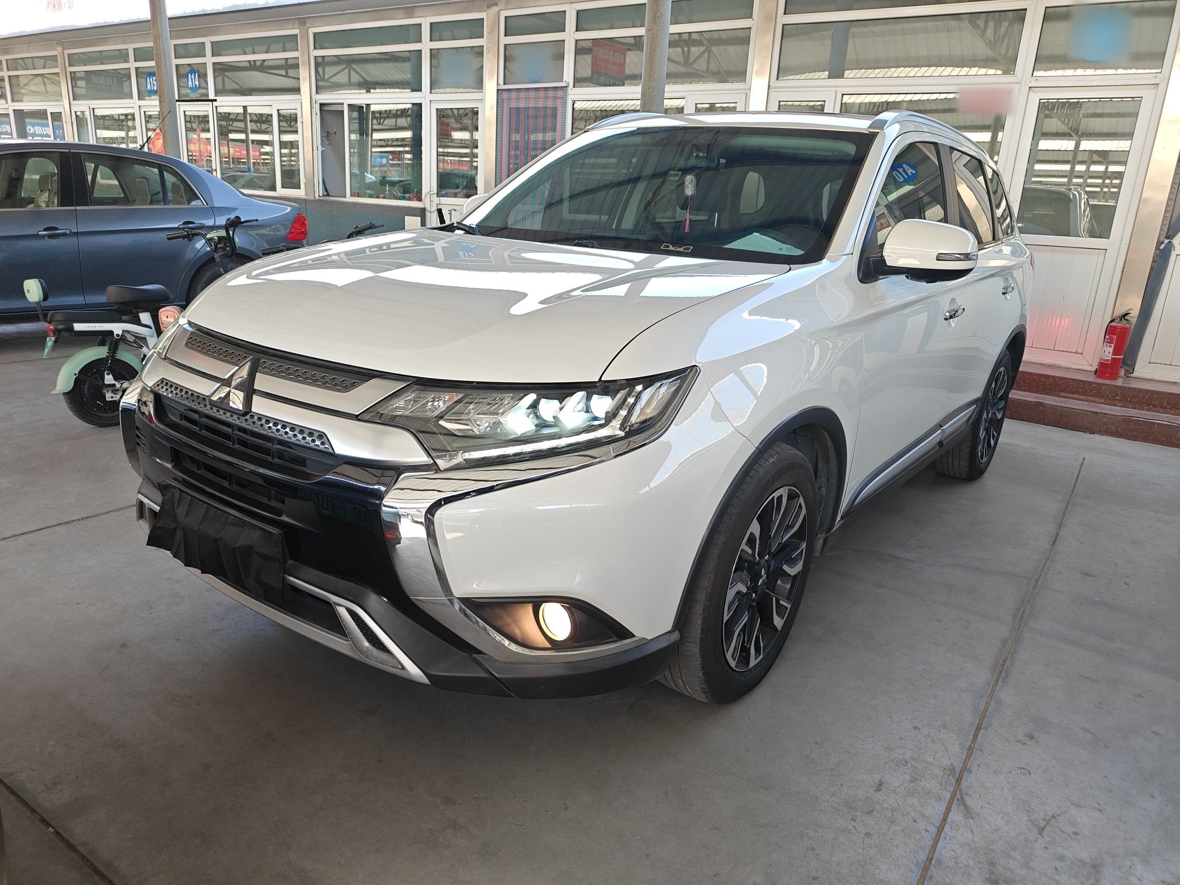 تحت مقدمة السيارة