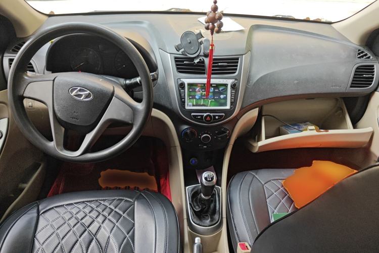 Used Hyundai Verna (older generation) 2014 1.4L Manual Smart GLS Trim Center Console