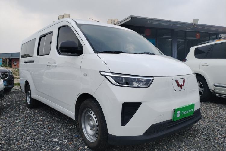 Used Wuling Yangguang 2024 300KM Comfort Version Passenger Van 75kW
