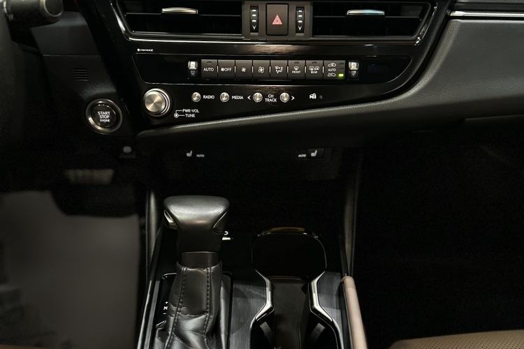 Used Lexus ES 2022 200 Excellence Edition Interior 8