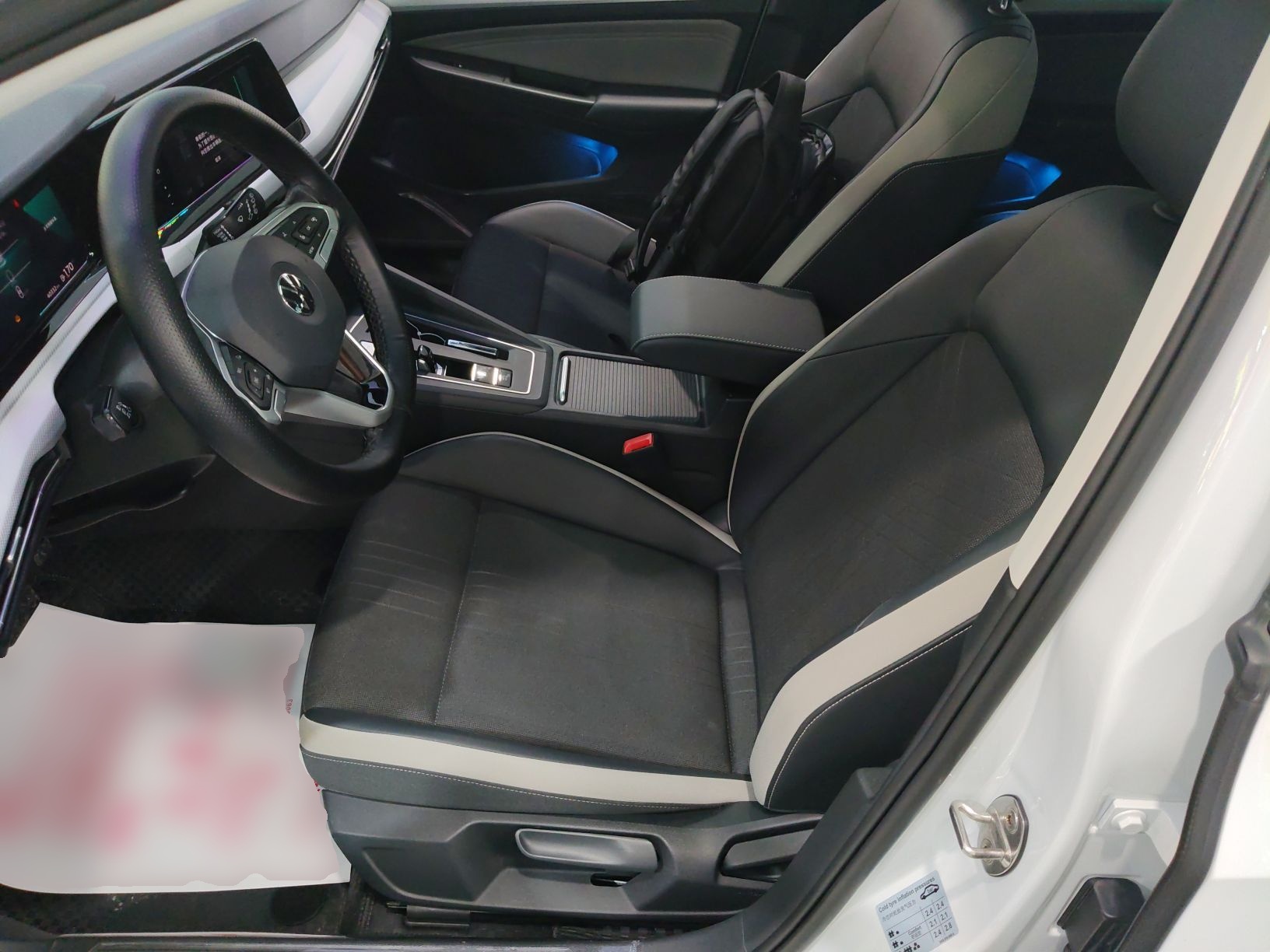 المقاعد الأمامية داخل السيارة