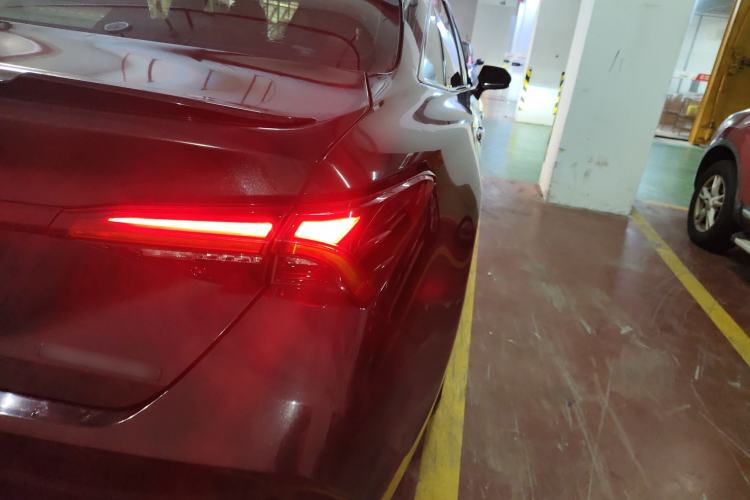 Used Toyota Avalon 2019 2.5L Touring Premium Version China VI Standard Right Rear Taillight