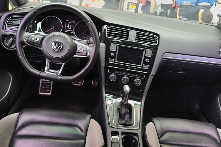 Used Volkswagen Golf 2018 280TSI Automatic R-Line Model Center Console