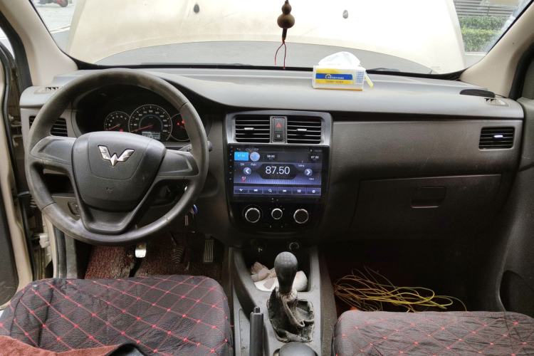 Used Wuling Rongguang V 2018 1.5L Standard Version Center Console