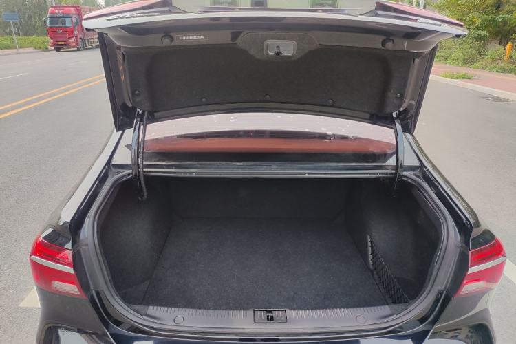 Used Roewe i6 2017 20T Automatic Internet ZhiZun Edition
