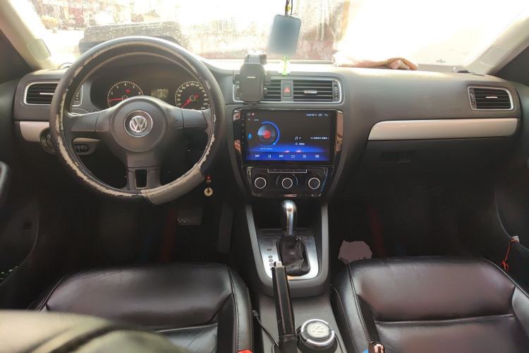 Used Volkswagen Sagitar 2012 1.6L Automatic Comfort Edition Center Console