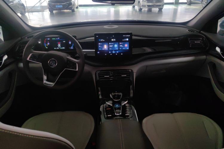 Used BYD Qin PLUS 2024 HONOR Edition DM-i 55KM Leading Model Center Console