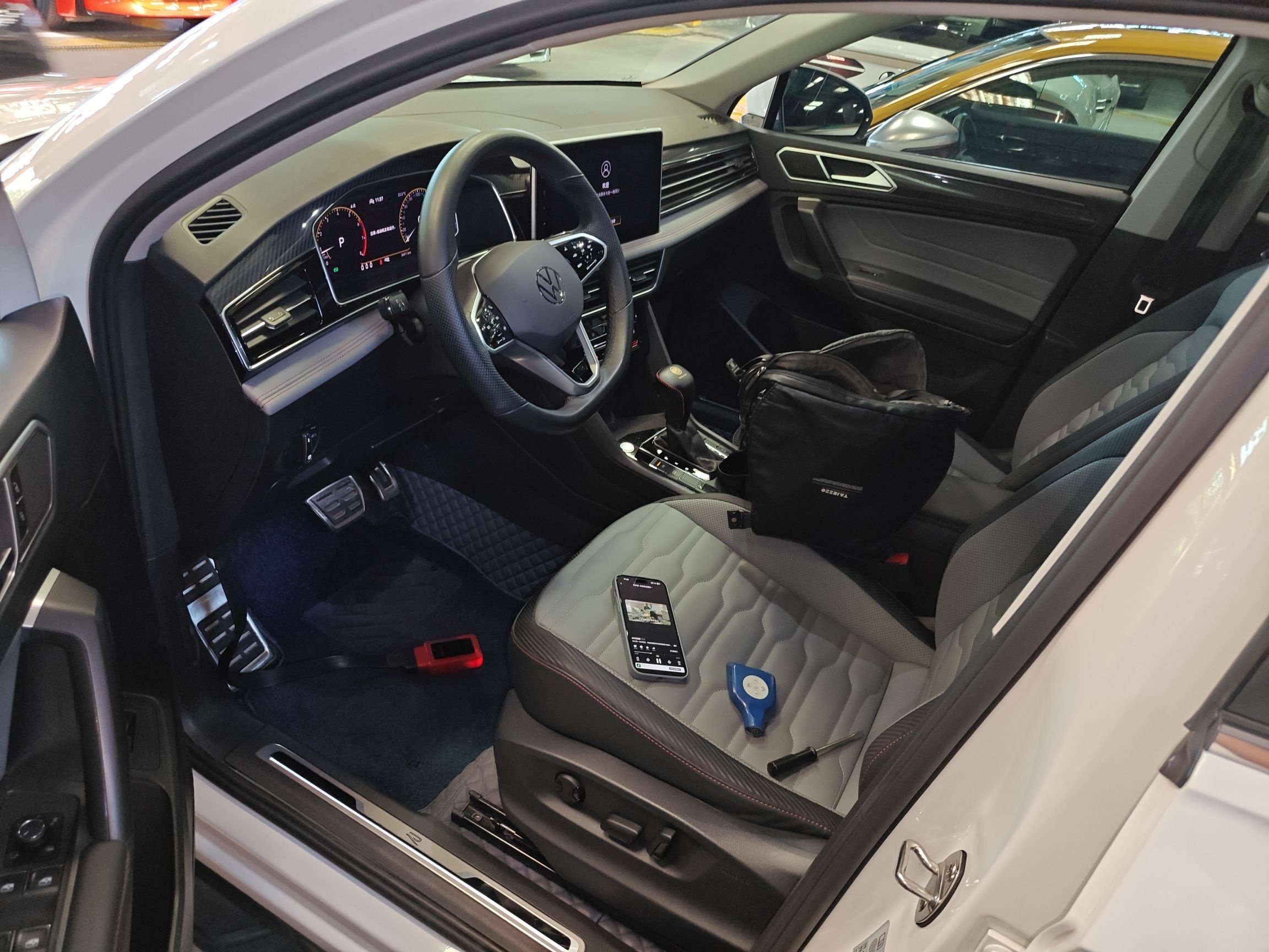 المقاعد الأمامية داخل السيارة