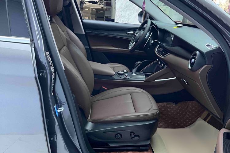 Used Alfa Romeo Stelvio 2017 2.0T 200HP Luxury Edition Right Front Seat