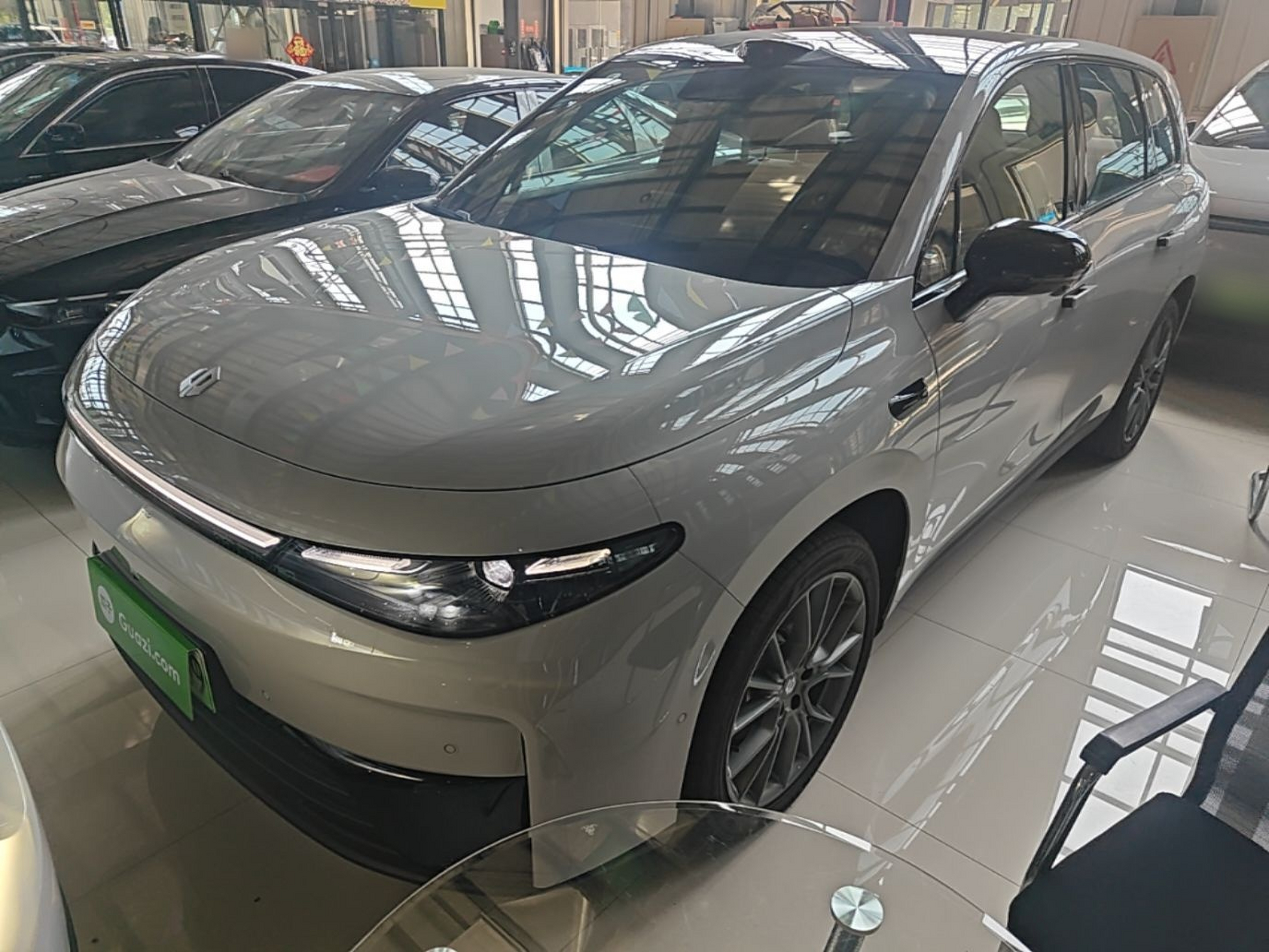 Unter der Vorderseite des Autos