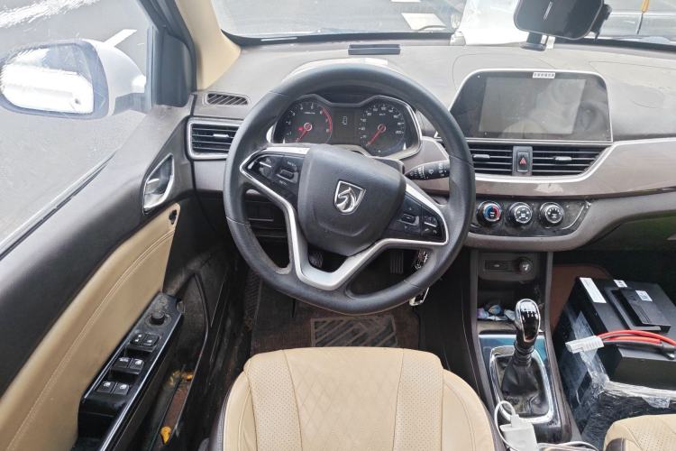 Used Baojun 310W 2017 1.5L Manual Fashion Model China V Steering Wheel