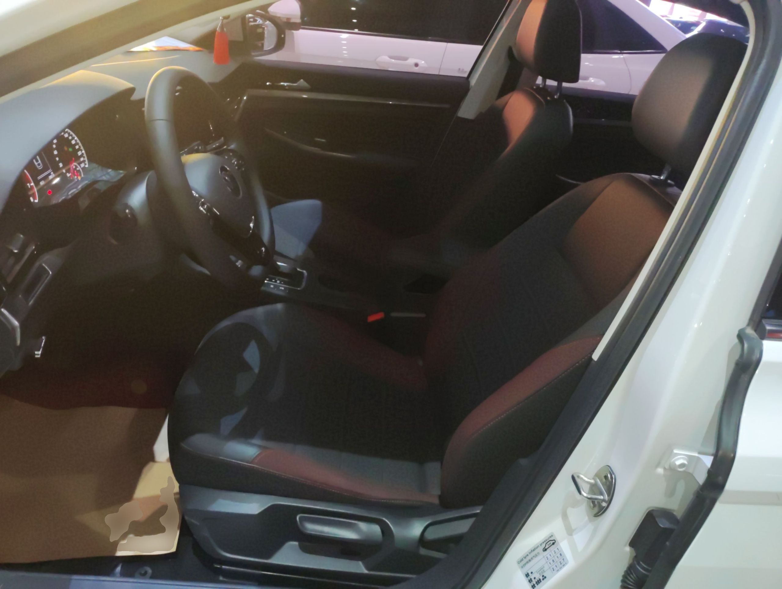 المقاعد الأمامية داخل السيارة