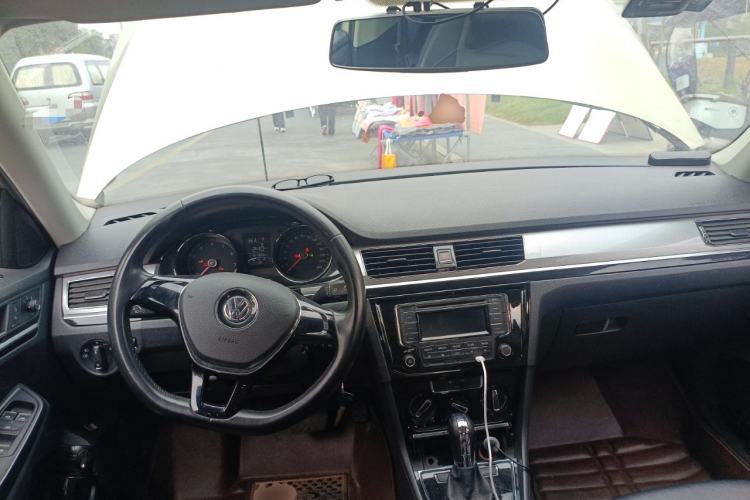Used Volkswagen Bora 2016 1.6L Automatic Comfort Model Center Console