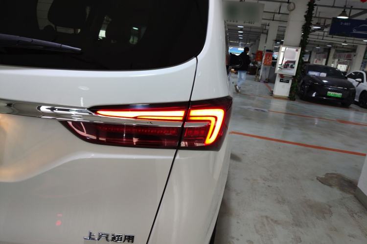 Used Buick GL8 2023 Facelifted Land Cruiser Executive Luxury Version
