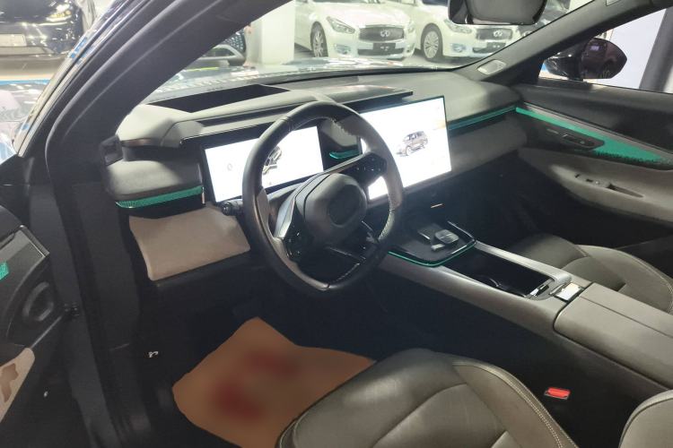 Used Lynk & Co 08 EM-P 2025 220 km All-Wheel-Drive Performance Halo
