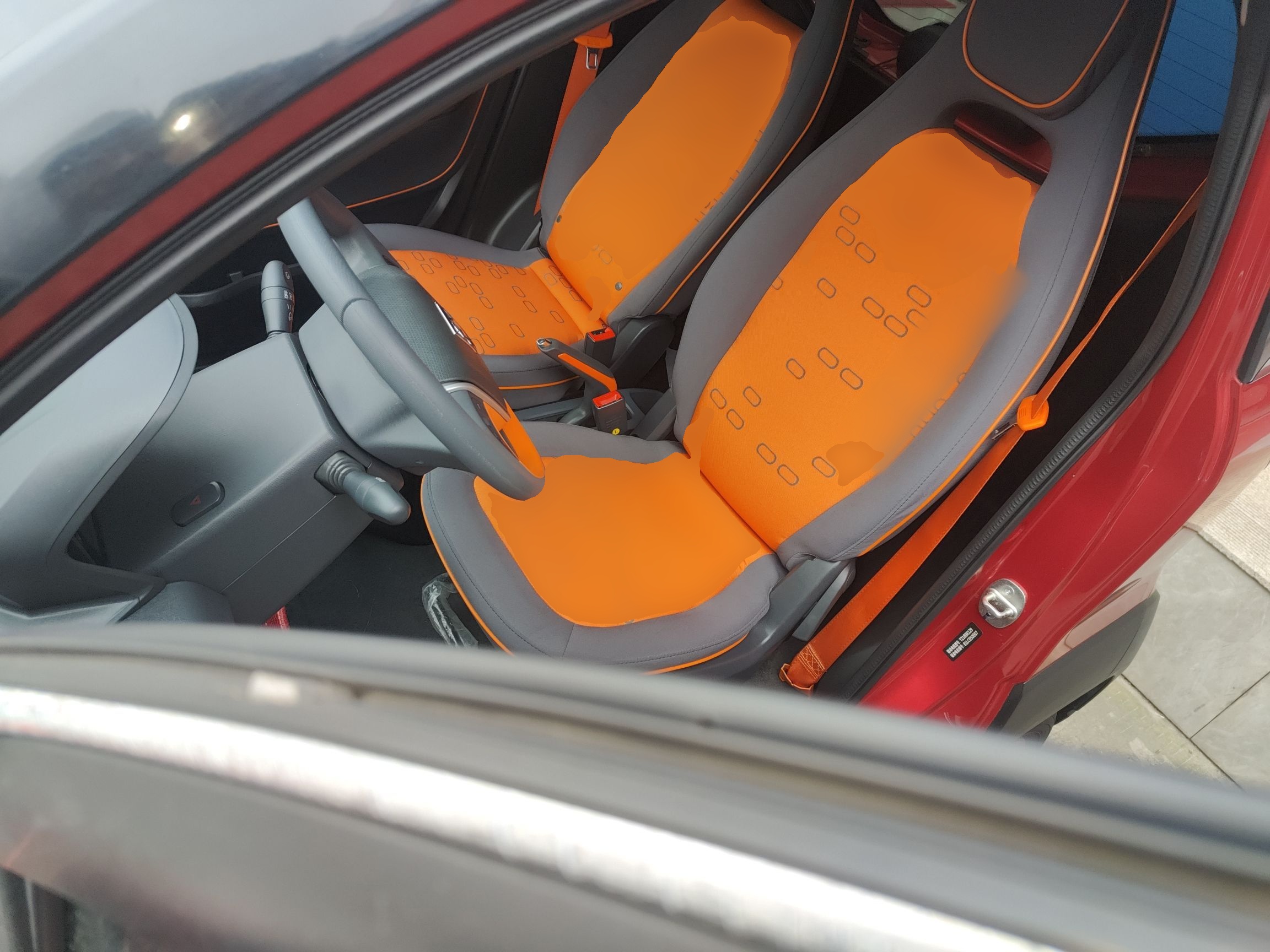 Переднее сиденье в автомобиле