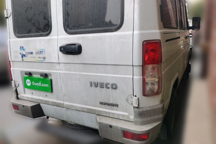 Used Iveco Daily 2021 2.5T A35 M1 Passenger Van 5-9 Seater Short Wheelbase Mid-Roof Design Dual Tires Side Sliding Door
