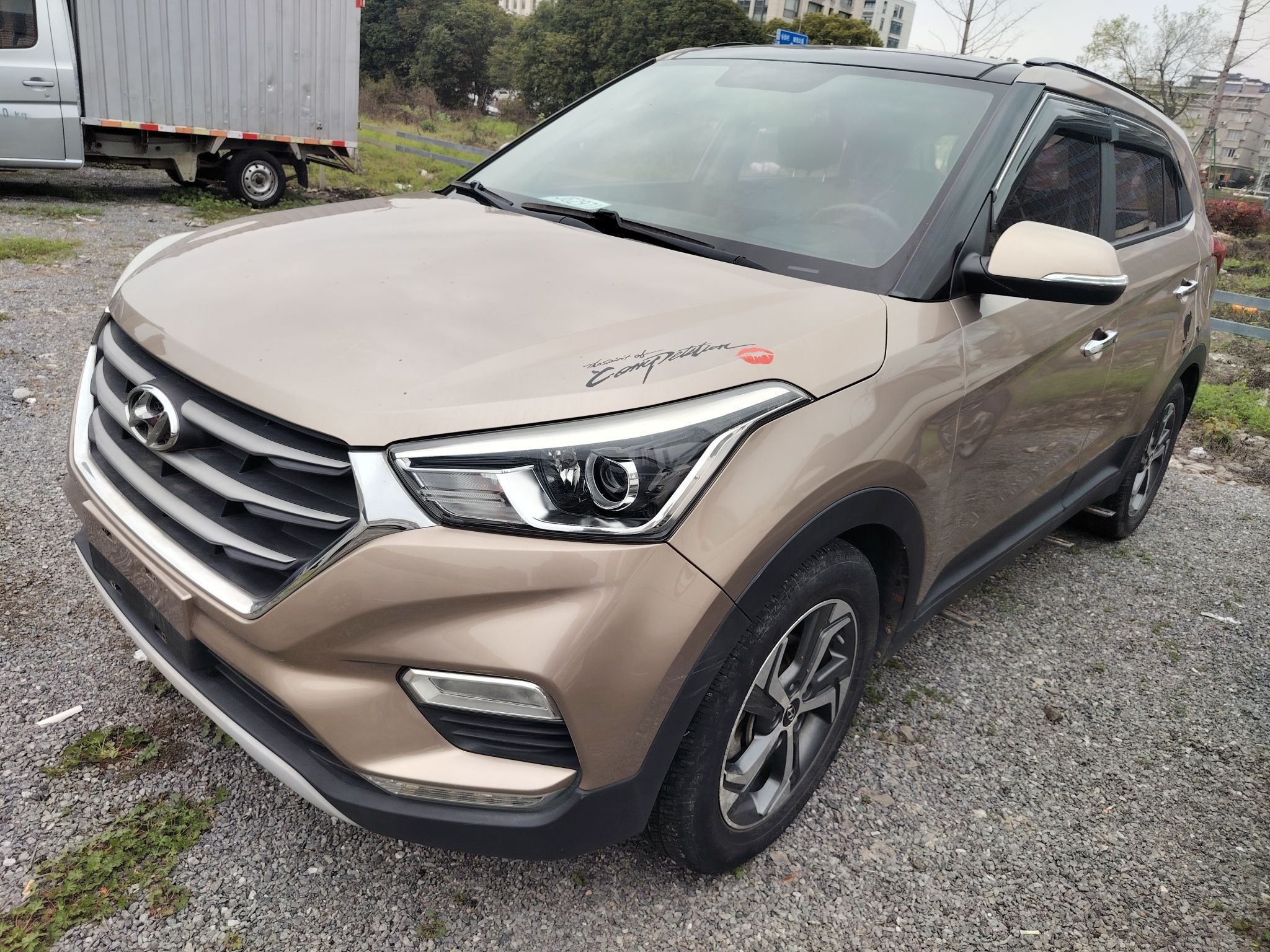 Под передней частью автомобиля