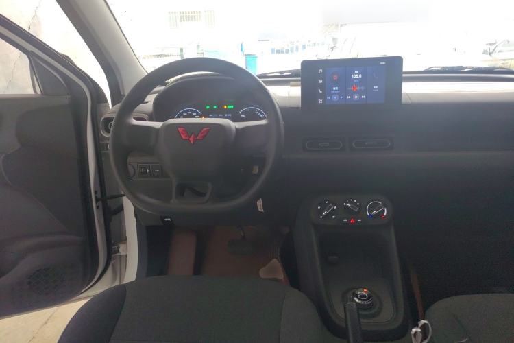 Used Wuling Hongguang New Energy 2024 All-Electric Model 300KM Standard Version Steering Wheel