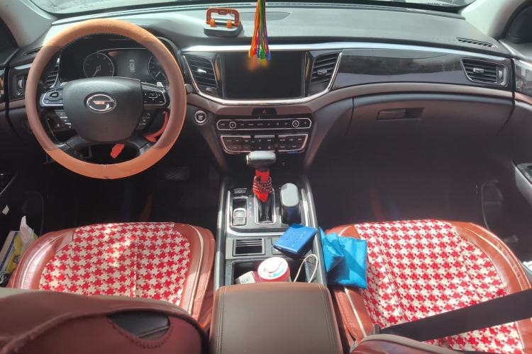 Used GAC Trumpchi GS8 2017 320T Two-Wheel Drive Luxury Smart Connectivity Version (7 Seats) Center Console