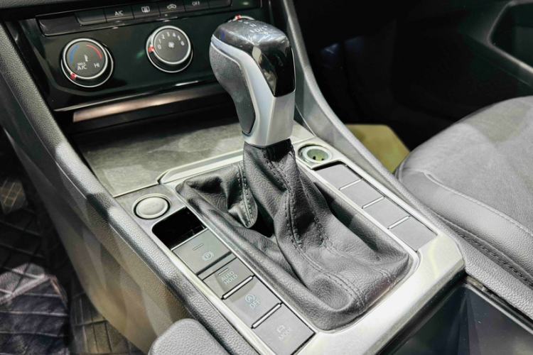 Used Volkswagen Sagitar 2021 280TSI DSG Excellence Edition Gear Lever