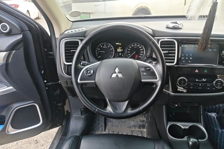 Used Mitsubishi Outlander 2013 2.4L 4x4 Luxury Navigation Edition 5 Seats Steering Wheel