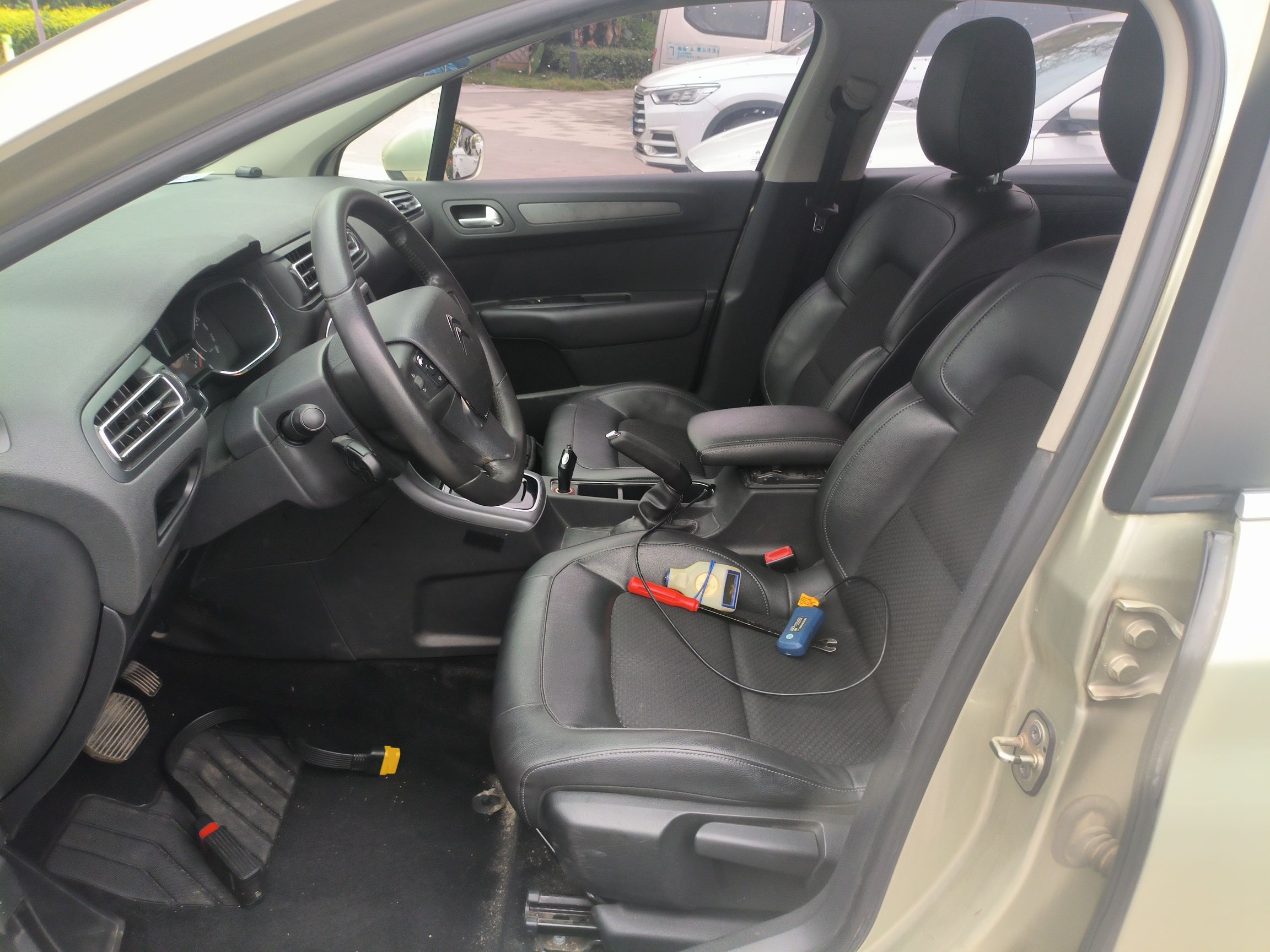 Переднее сиденье в автомобиле